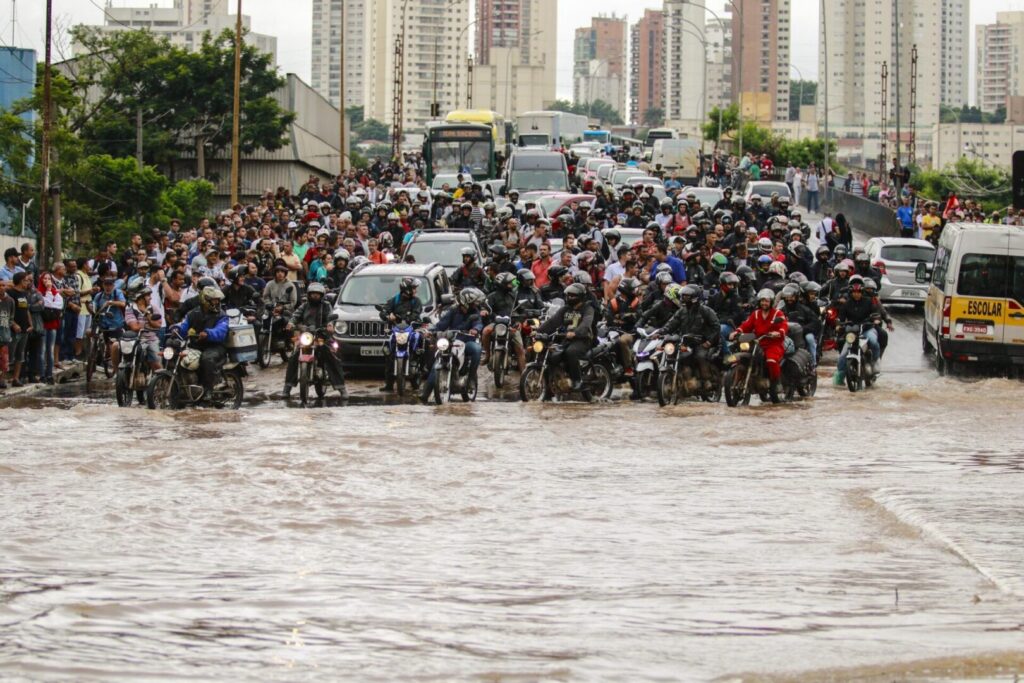 Esgoto entupido e enchentes constantes na Zona Sul de São Paulo